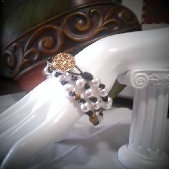 TRIPLE WRAP PEARL GLAM Black Leather Bracelet w/ Gold & White Pearl Beads 7 1/2" - Picture 3 of 4